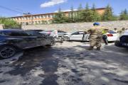 Bitlis’te iki otomobilin çarpışması sonucu 5'i çocuk 10 kişi yaralandı.
