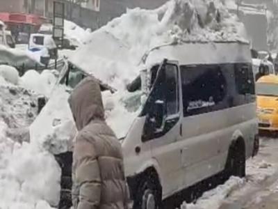 Çatıdan düşen kar kütlesi aracı kullanılmaz hale getirdi